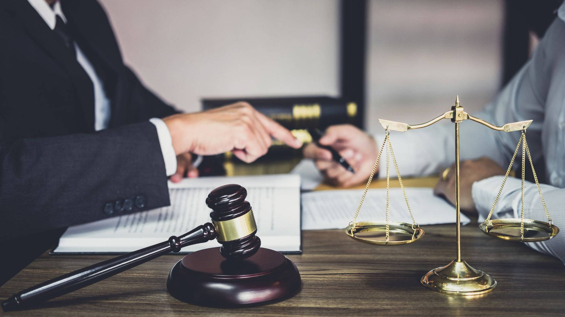 When to Hire a Litigation Lawyer: A Comprehensive Guide